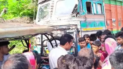 তপন: ভাইওর ফকিরপাড়ায় দাঁড়িয়ে থাকা দুটি টোটোয় পরপর সজোরে ধাক্কা লরির, গুরুতর আহত শিশু