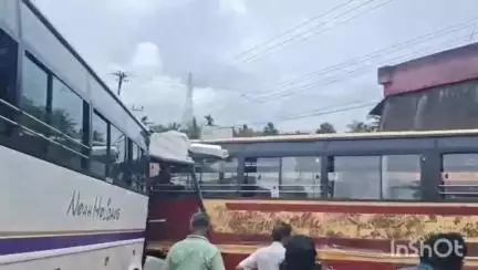 പൊന്നാനി: എടപ്പാളില്‍ കണ്ടനകം ബിവറേജസിന് മുന്നിൽ ടൂറിസ്റ്റ് ബസ്സും കെ.എസ്.ആര്‍.ടി.സി ബസ്സും കൂട്ടിയിടിച്ച് അപകടം