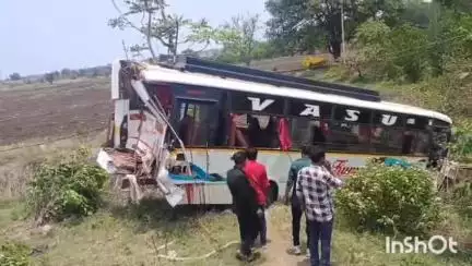 माकड़ोन: तराना में बारातियों से भरी बस में कंटेनर घुसा, एक की मौत, 12 घायल, एक बच्चा इंदौर रेफर