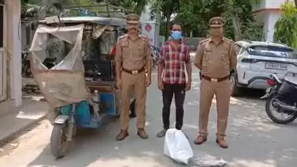 हापुड़: थाना हापुड़ देहात पुलिस ने बंद फैक्ट्री में चोरी की घटना का सफल अनावरण करते हुए एक अभियुक्त को गिरफ्तार किया