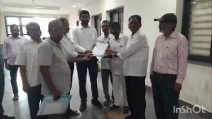 కొత్తగూడెం: ఉద్యమకారులకు ఇచ్చిన హామీలు నెరవేర్చాలంటూ తెలంగాణ జన సమితి రాష్ట్ర కార్యదర్శి ఆధ్వర్యంలో కలెక్టర్ కు వినతి పత్రం అందజేత