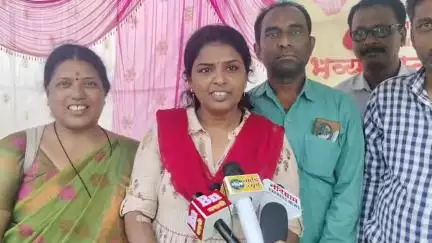 नांदेड: वर्कशॉप येथील अधीक्षक अभियंता पाटबंधारे मंडळ येथे आयोजित रक्तदान शिबीरात महिला कर्मचारी वर्षा बाराळे यांची माहिती