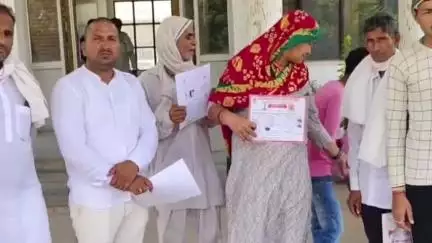 नूह: फर्जी शादी कराने वाले गिरोह की शिकायत लेकर फिरोजपुर झिरका डीएसपी से शिकायत करने पहुंचे पीड़ित