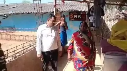 मेदिनीनगर (डालटनगंज): बीडीओ ने जोड़ में अबुआ और पीएम आवास का जायजा लिया, निर्माण में देरी पर पंचायत सचिव और लाभार्थियों को फटकार लगाई