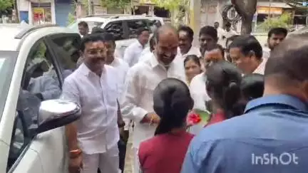 వేములవాడ: పట్టణంలోని జడ్పీ హైస్కూల్‌లో పిల్లలకు పుస్తకాలు, దుస్తులు పంపిణీ చేసిన ఎమ్మెల్యే ఆది శ్రీనివాస్