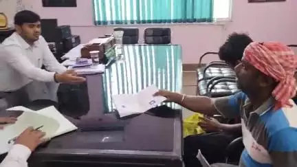 मधुपुर: प्रखंड कार्यालय में जनता दरबार का आयोजन किया गया, बीडीओ ने मौके पर ही समस्याओं का समाधान किया
