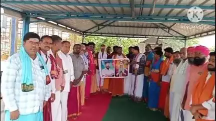 వర్ని: వర్నిలో సీఎం రేవంత్‌ రెడ్డి, మంత్రి కొండా సురేఖ చిత్రపటాలకు ఆశీర్వచనం అందజేసిన ధూప దీప నైవేద్యం అర్చకులు