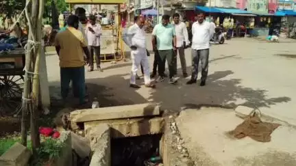 ಚಾಮರಾಜನಗರ: ನಗರದ ದೊಡ್ಡ ಅಂಗಡಿ ಬೀದಿಗೆ ಶಾಸಕ ಪುಟ್ಟರಂಗಶೆಟ್ಟಿ ಭೇಟಿ, ಚರಂಡಿಗಳ ಪರಿಶೀಲನೆ