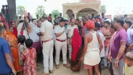 बेलहर: रंगमटिया गांव में सड़क विवाद को लेकर ग्रामीणों ने सीओ के खिलाफ की सड़क जाम, पुलिस ने समझा बुझाकर हटवाया