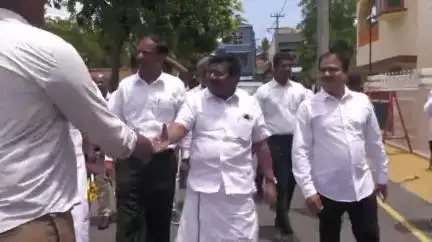 சேலம்: மாநிலங்களவை உறுப்பினர்களாக தேர்வு செய்யப்பட்ட தனபால், இன்பதுரை நெடுஞ்சாலை நகரில் அதிமுக பொதுச்செயலாளரிடம் வாழ்த்து பெற்றனர்