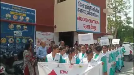 सिरसा: विश्व रक्तदाता दिवस पर सिरसा के नागरिक अस्पताल से छात्राओं ने निकाली जागरूकता रैली, सीएमओ ने हरी झंडी दिखाकर किया रवाना