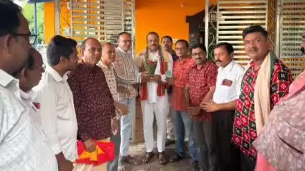 ବରଗଡ: ସ୍ଥାନୀୟ ବିଧାୟକଙ୍କୁ କାର୍ଯ୍ୟାଳୟରେ ସମଲେଶ୍ଵରୀ ବୁଣାକାର ସଂଘ ପକ୍ଷରୁ ସମ୍ବର୍ଦ୍ଧନା ପ୍ରଦାନ