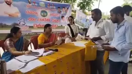 మెదక్: దామరచెరువు గ్రామంలో భూ భారతి రెవెన్యూ సదస్సును పరిశీలించిన ఆర్డీఓ రమాదేవి