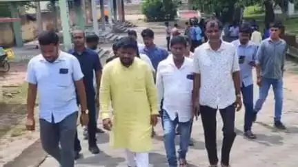 କେନ୍ଦ୍ରାପଡା: ଟିକରପଙ୍ଗା ଗ୍ରାମ ପଞ୍ଚାୟତରେ ବିଜେପିର ଯୁବ କାର୍ଯ୍ୟକର୍ତ୍ତାଙ୍କ ଆକସ୍ମିକ ଦେହାନ୍ତ ଖବର ପାଇ ମୃତକଙ୍କ ପରିବାରକୁ ଭେଟିଲେ ବିଧାୟକ