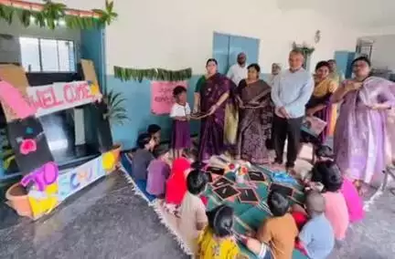 పటాన్​​చెరు: రాంచంద్రపురం ప్రభుత్వ పాఠశాలలోని విద్యార్థులకు సామూహిక అక్షరాభ్యాసం నిర్వహించిన కార్పొరేటర్ బూరగడ్డ పుష్ప నాగేష్