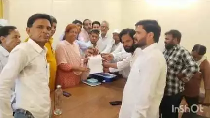चूरू: ब्लॉक कांग्रेस के कार्यकर्ताओं ने सफाई व्यवस्था और पानी निकासी को लेकर चूरू नगर परिषद के अधिशासी अभियंता को दिया ज्ञापन