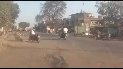 चोपडा: वर्डी गावात बैल कुंडात उतरल्याच्या कारणावरून तरुणाला तिघांची मारहाण, अडावद पोलीस ठाण्यात गुन्हा दाखल