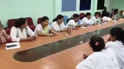 देवघर: डीएस सदर अस्पताल देवघर में श्रावणी मेला को लेकर डॉ. प्रभात रंजन और डॉ. शरद कुमार की अध्यक्षता में बैठक