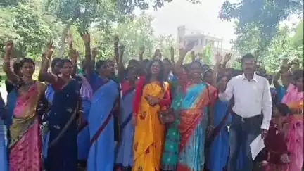 दुमका: झारखंड प्रदेश जलसहिया यूनियन ने विधायक बसंत सोरेन के आवास के सामने दिया सांकेतिक धरना