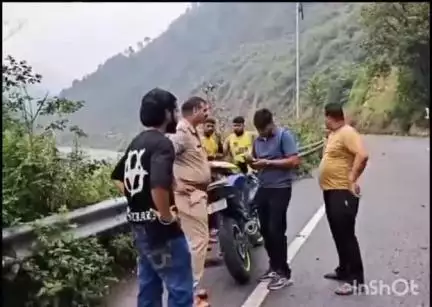 रुद्रप्रयाग: राष्ट्रीय राजमार्ग गौरीकुंड के नौलापानी में स्कूटी और बाइक की भिड़ंत से तीसरी बाइक आई चपेट में