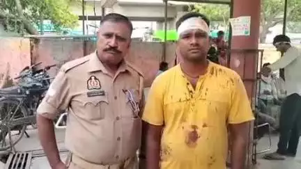सासनी: गांव नगला ताल में मंडी से घर जा रहे किसान के साथ 2 लोगों ने की जमकर मारपीट, शिकायत पर पुलिस ने कराया डॉक्टरी परीक्षण