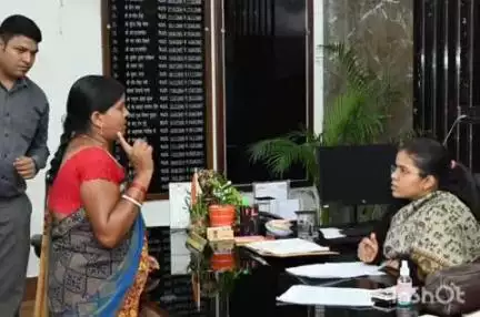 चतरा: चतरा समाहरणालय में उपायुक्त ने जनता दरबार लगाकर सुनी आमजनों की समस्याएं