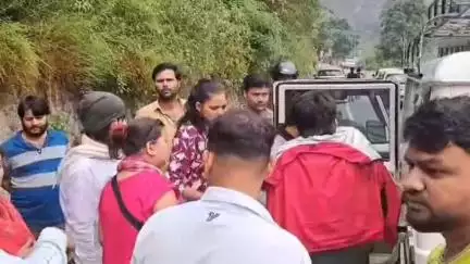 रुद्रप्रयाग: स्कूटी और बाइक की भिड़ंत से तीसरी बाइक आई चपेट में, चार लोग हुए घायल, स्थानीयों ने पहुंचाया जिला अस्पताल