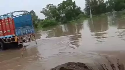 అదిలాబాద్ అర్బన్: ఉదృతంగా ప్రవహించిన టాక్లి వాగు.. అంతర్ రాష్ట్ర రహదారిపై నిలిచిపోయిన రాకపోకలు