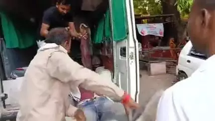 सीतापुर: सिविल लाइन के पास अमिताभ डॉक्टर के समीप सड़क किनारे अनजान व्यक्ति पड़ा हुआ था, पुलिस ने जिला अस्पताल में कराया भर्ती