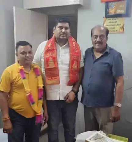 जसपुर: पूर्व विधायक डॉक्टर सिंघल ने सुभाष चौक स्थित अपने कार्यालय पर रामलीला कमेटी के नवनियुक्त अध्यक्ष का स्वागत किया