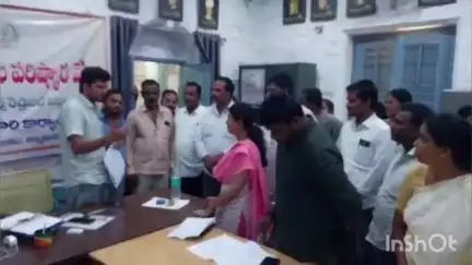 మదనపల్లి మండలం,కోళ్లబైలుగ్రామంలో ఆంజనేయుని గుడి నిర్మాణానికి స్థలం కేటాయించాలని శుక్రవారం తహసిల్దార్ కు గ్రామస్తుల వినతి