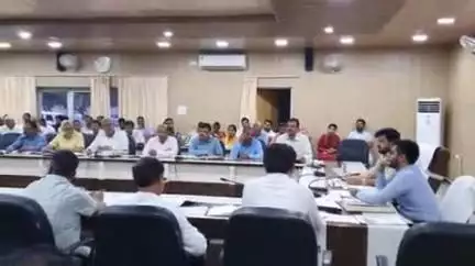 भिनगा: कलेक्ट्रेट भिनगा में सीएम डैशबोर्ड पर विकास कार्यों की समीक्षा, खराब प्रगति मिलने पर ADO पंचायत गिलौला का वेतन रुका