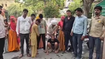नसीराबाद: कटसूरा के ग्रामीणों ने एसपी कार्यालय पहुंचकर शीघ्र कार्रवाई की मांग को लेकर जिला एसपी को दिया ज्ञापन