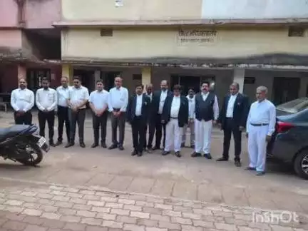 लातेहार: जिला बार एसोसिएशन परिसर में अधिवक्ताओं ने दो मिनट का मौन रखकर दी श्रद्धांजलि