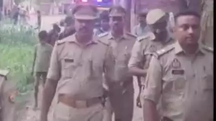 प्रतापगढ़: न्यायालय के आदेश पर अमसौना गांव में पुलिस ने कराई मुनादी और चिपकाई नोटिस