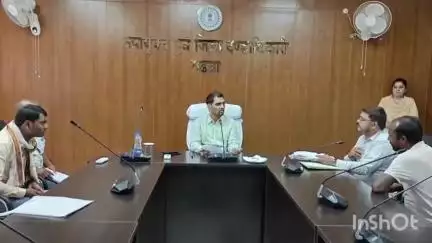 गढ़वा: समाहरणालय में डीसी ने जनता दरबार में सुनी लोगों की समस्याएं, अधिकारियों को दिए त्वरित समाधान के निर्देश
