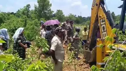 झरिया/जोरापोखर/सिंदरी: पेटिया बस्ती में सीवरेज ट्रीटमेंट प्लांट के निर्माण कार्य में लगी जेसीबी मशीन को ग्रामीणों ने जबरन बंद कराया