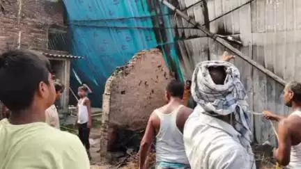 मुहम्मदाबाद गोहना: वलीदपुर नगर पंचायत के बिचलपुरा में कटरैन से उड़ा बिजली का खंभा, टूटकर मड़ई पर गिरा और जलकर राख हुआ