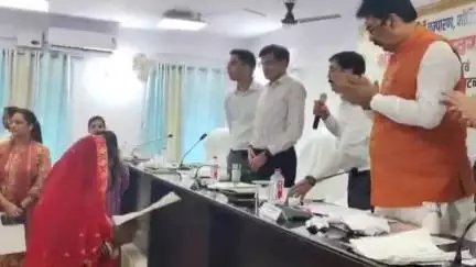 मोतिहारी: समाहरणालय के डॉ राजेंद्र प्रसाद सभागार में राजस्व मंत्री संजय सरावगी ने 106 लोगों को पर्चा प्रदान किया