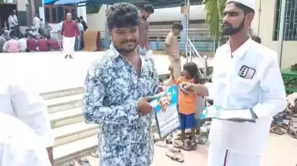 கறம்பக்குடி: இஸ்லாமிய பெருமக்களுக்கு பெரிய பள்ளிவாசலில் பேரணிக்காக அழைப்பிதழ் வழங்கி விசிக வினர்
