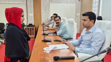 बेतिया: समाहरणालय सभागार में जिलाधिकारी के जनता दरबार में 70 मामलों की हुई सुनवाई, कई का मौके पर समाधान