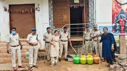 షికారి పేటలో అసిస్టెంట్ ఎక్సైజ్ సూపర్డెంట్రాముడు ఆధ్వర్యంలోనాటుసారా తయారీ కేంద్రాలపైదాడి 1100 లీటర్ల బెల్లం ఊట ధ్వంసం