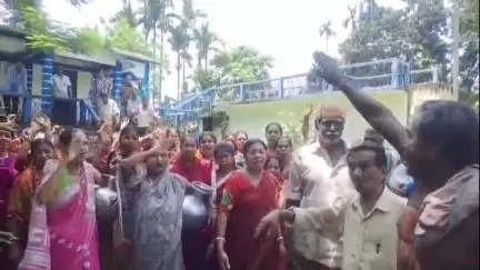 শিলচর: বিশুদ্ধ পানীয়জলের দাবিতে চাঁন্দপুর তৃতীয় খণ্ডে স্থানীয়দের বিক্ষোভ