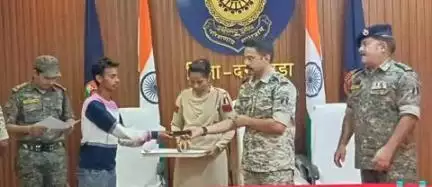 दंतेवाड़ा: दंतेवाड़ा पुलिस विभाग ने गुम हुए मोबाइल की तलाश कर उसे वापस किया