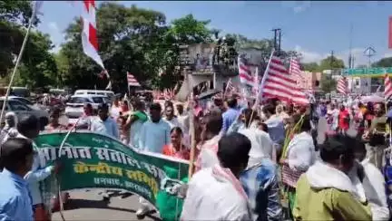 धनबाद/केंदुआडीह: सरना धर्म कोड लागू करने की मांग को लेकर सोनोत संथाल का जुलूस रणधीर वर्मा चौक पर सभा में बदला