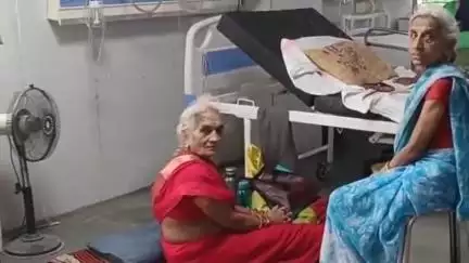 छतरपुर नगर: छतरपुर अस्पताल में गर्मी से बेहाल मरीज: ICU का AC खराब, कूलर भी नाकाफी; परिजन ला रहे पंखे
#jansamasya