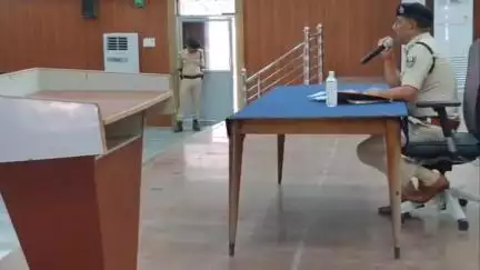 औरंगाबाद: नगर भवन में यातायात डीएसपी ने इमर्जेंसी रिस्पॉन्स व्हीकल में प्रतिनियुक्त अधिकारियों एवं कर्मियों के साथ की समीक्षा