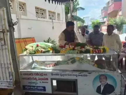 పట్టణ కొలిమి వీధి నందు YCP నాయకులు పార్థసారధి తండ్రి నటరాజ్ పార్థివ దేహానికి నివాళులర్పించిన ఎమ్మెల్యే ఆకే పాటి