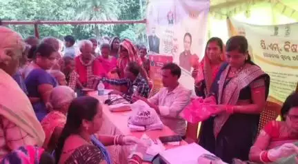 ରାୟଗଡା: ମୁନିଗୁଡା ବ୍ଳକର ଆଗୁଳ ଗ୍ରାମପଞ୍ଚାୟତ କାର୍ଯ୍ୟାଳୟ ପରିସରରେ ବିକାଶ ବାହାନ ରଥକୁ ସ୍ୱାଗତ କଲେ ବିଡ଼ିଓ
