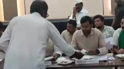 గద్వాల్: జిల్లాలో సీడ్‌ పత్తి రైతులను ఆదుకోవాలంటూ కమిషన్ ఛైర్మన్ కోదండ రెడ్డిని వేడుకుంటున్న రైతు